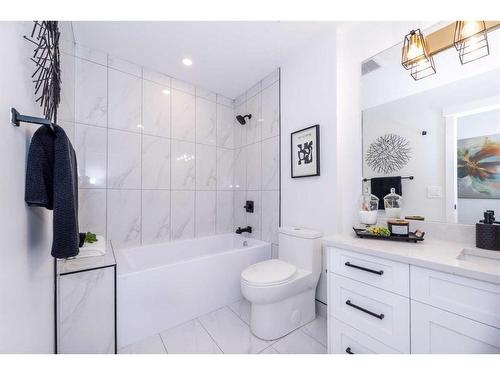 908 87 Avenue Sw, Calgary, AB - Indoor Photo Showing Bathroom