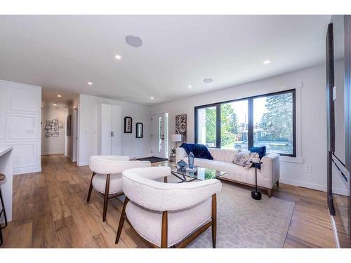 908 87 Avenue Sw, Calgary, AB - Indoor Photo Showing Living Room