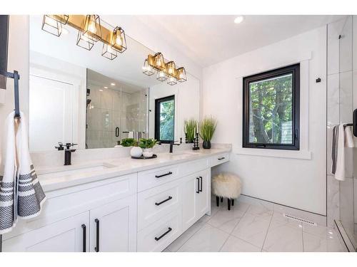 908 87 Avenue Sw, Calgary, AB - Indoor Photo Showing Bathroom