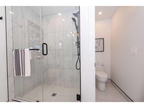 908 87 Avenue Sw, Calgary, AB - Indoor Photo Showing Bathroom