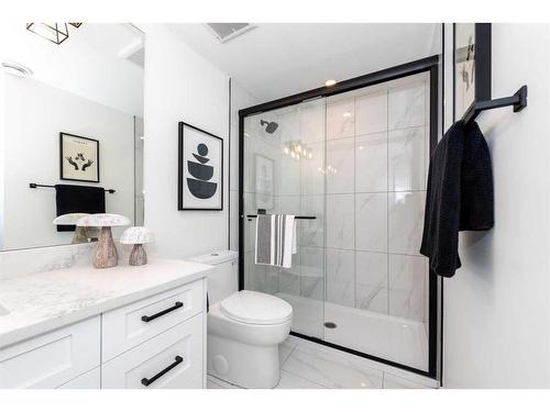 908 87 Avenue Sw, Calgary, AB - Indoor Photo Showing Bathroom