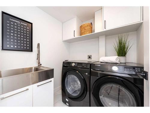 908 87 Avenue Sw, Calgary, AB - Indoor Photo Showing Laundry Room