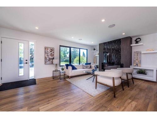 908 87 Avenue Sw, Calgary, AB - Indoor Photo Showing Living Room