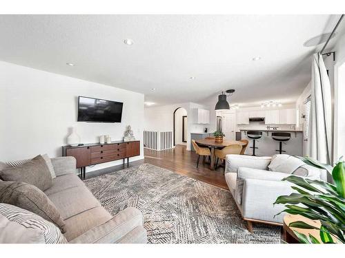 40 Moe Avenue Nw, Langdon, AB - Indoor Photo Showing Living Room