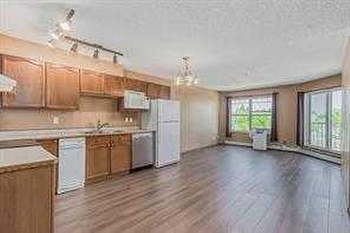 202-3 Somervale View Sw, Calgary, AB - Indoor Photo Showing Kitchen