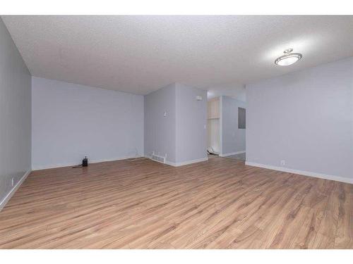 24-5601 Dalton Drive Nw, Calgary, AB - Indoor Photo Showing Other Room