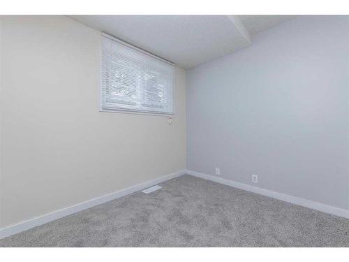 24-5601 Dalton Drive Nw, Calgary, AB - Indoor Photo Showing Other Room