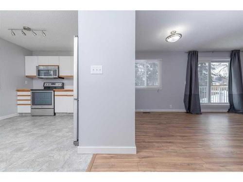 24-5601 Dalton Drive Nw, Calgary, AB - Indoor Photo Showing Kitchen