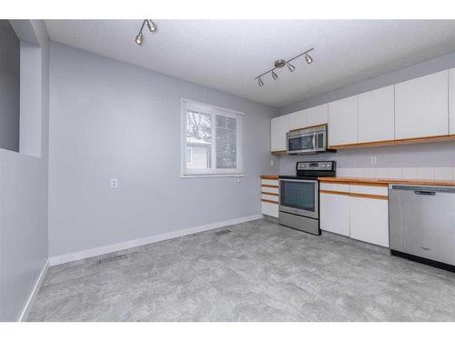 24-5601 Dalton Drive Nw, Calgary, AB - Indoor Photo Showing Kitchen