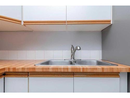 24-5601 Dalton Drive Nw, Calgary, AB - Indoor Photo Showing Kitchen With Double Sink