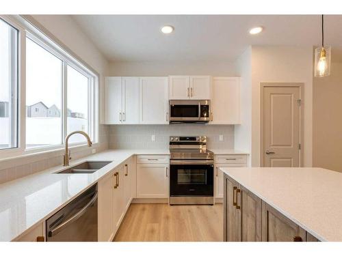 513 Bayview Street Sw, Airdrie, AB - Indoor Photo Showing Kitchen With Double Sink With Upgraded Kitchen