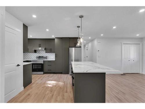 727 Hunterston Road Nw, Calgary, AB - Indoor Photo Showing Kitchen With Upgraded Kitchen