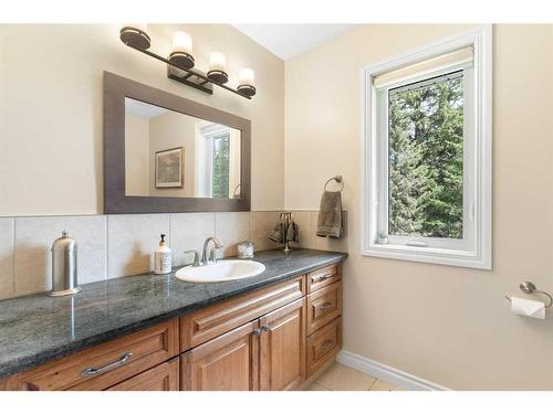 147-5417 Highway 579, Rural Mountain View County, AB - Indoor Photo Showing Bathroom