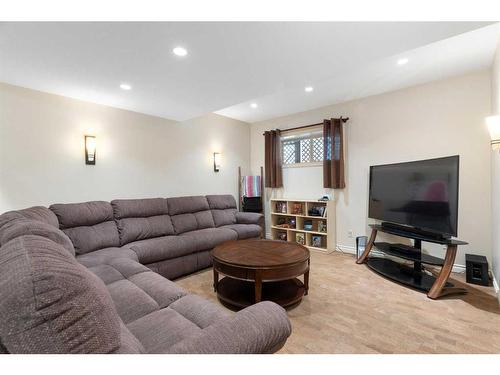 147-5417 Highway 579, Rural Mountain View County, AB - Indoor Photo Showing Living Room