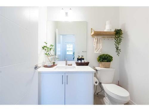 565 Southpoint Place Sw, Airdrie, AB - Indoor Photo Showing Bathroom