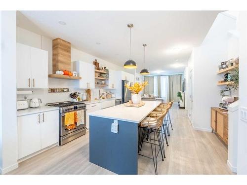 565 Southpoint Place Sw, Airdrie, AB - Indoor Photo Showing Kitchen With Upgraded Kitchen