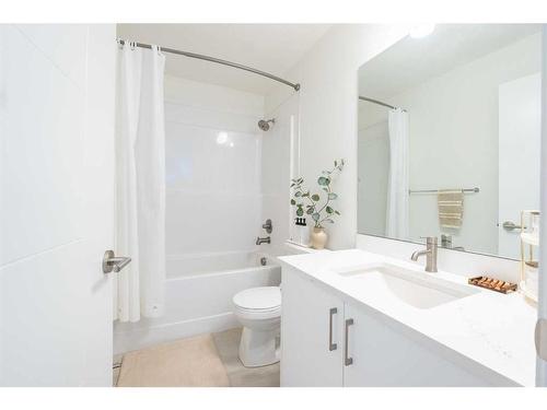 565 Southpoint Place Sw, Airdrie, AB - Indoor Photo Showing Bathroom