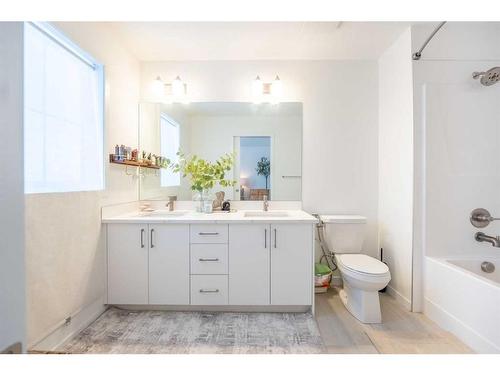 565 Southpoint Place Sw, Airdrie, AB - Indoor Photo Showing Bathroom