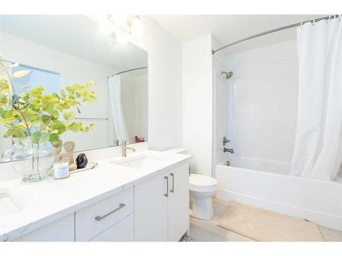 565 Southpoint Place Sw, Airdrie, AB - Indoor Photo Showing Bathroom