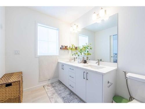 565 Southpoint Place Sw, Airdrie, AB - Indoor Photo Showing Bathroom