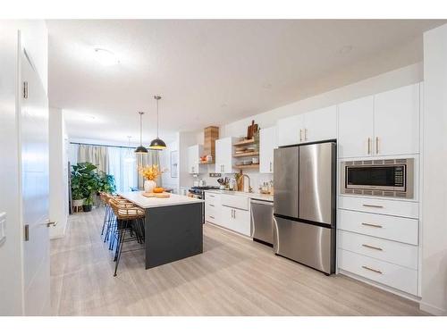 565 Southpoint Place Sw, Airdrie, AB - Indoor Photo Showing Kitchen With Upgraded Kitchen