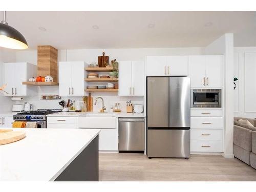 565 Southpoint Place Sw, Airdrie, AB - Indoor Photo Showing Kitchen