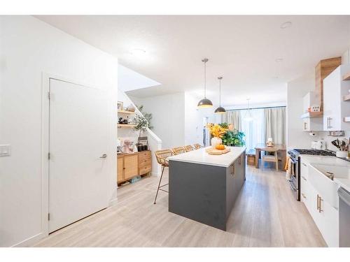 565 Southpoint Place Sw, Airdrie, AB - Indoor Photo Showing Kitchen With Upgraded Kitchen