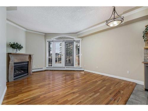 104-1315 12 Avenue Sw, Calgary, AB - Indoor Photo Showing Living Room With Fireplace