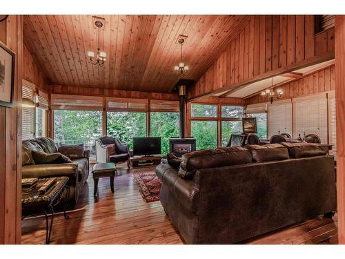 631 East Chestermere Drive, Chestermere, AB - Indoor Photo Showing Living Room