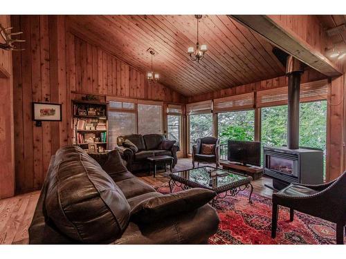 631 East Chestermere Drive, Chestermere, AB - Indoor Photo Showing Living Room