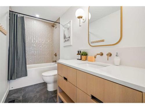 412 Brookpark Drive Sw, Calgary, AB - Indoor Photo Showing Bathroom