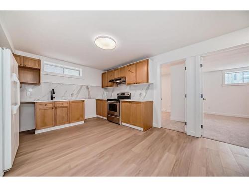 289 Hampstead Road Nw, Calgary, AB - Indoor Photo Showing Kitchen