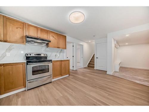 289 Hampstead Road Nw, Calgary, AB - Indoor Photo Showing Kitchen