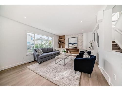 289 Hampstead Road Nw, Calgary, AB - Indoor Photo Showing Living Room