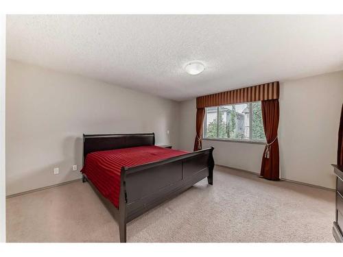 151 Everbrook Drive Sw, Calgary, AB - Indoor Photo Showing Bedroom