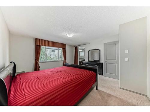 151 Everbrook Drive Sw, Calgary, AB - Indoor Photo Showing Bedroom