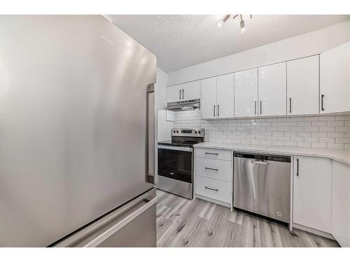 203-145 Point Drive Nw, Calgary, AB - Indoor Photo Showing Kitchen