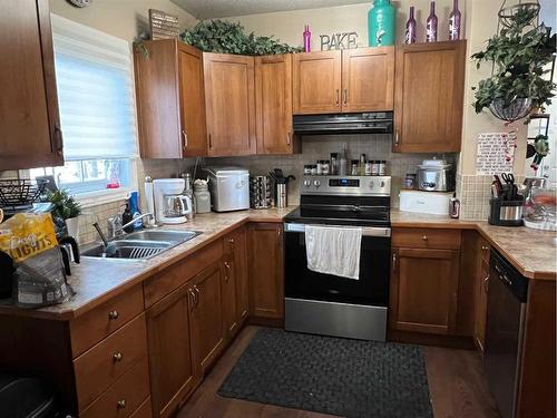 308 3 Street South, Vulcan, AB - Indoor Photo Showing Kitchen With Double Sink