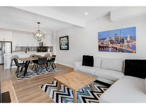 141 Crestridge Common Sw, Calgary, AB - Indoor Photo Showing Living Room