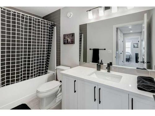 141 Crestridge Common Sw, Calgary, AB - Indoor Photo Showing Bathroom