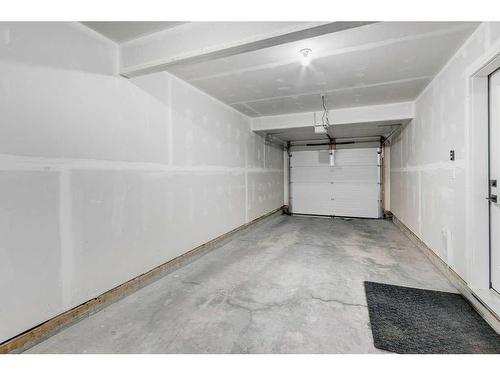 141 Crestridge Common Sw, Calgary, AB - Indoor Photo Showing Garage