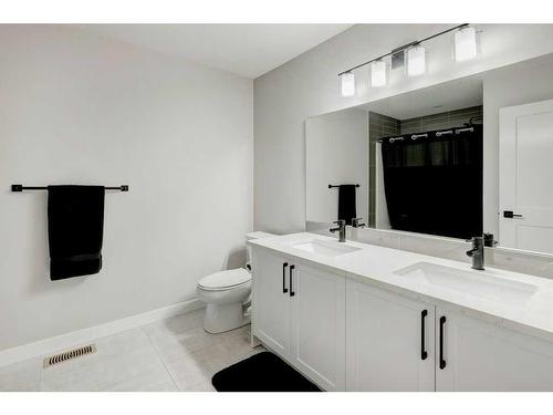 141 Crestridge Common Sw, Calgary, AB - Indoor Photo Showing Bathroom