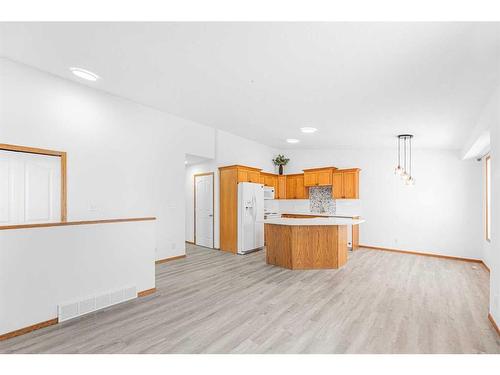 21 Westlake Glen, Strathmore, AB - Indoor Photo Showing Kitchen