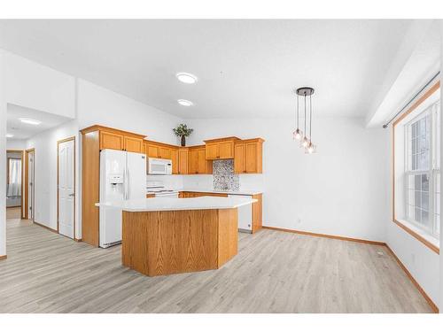 21 Westlake Glen, Strathmore, AB - Indoor Photo Showing Kitchen