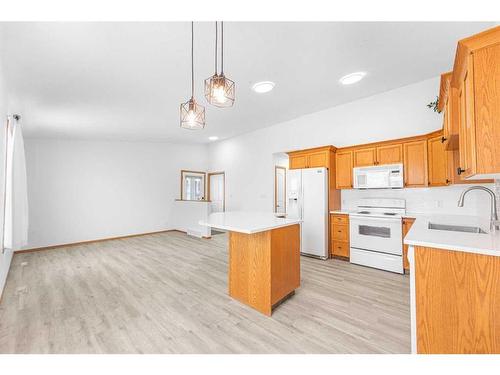 21 Westlake Glen, Strathmore, AB - Indoor Photo Showing Kitchen