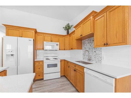 21 Westlake Glen, Strathmore, AB - Indoor Photo Showing Kitchen