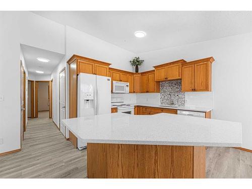 21 Westlake Glen, Strathmore, AB - Indoor Photo Showing Kitchen