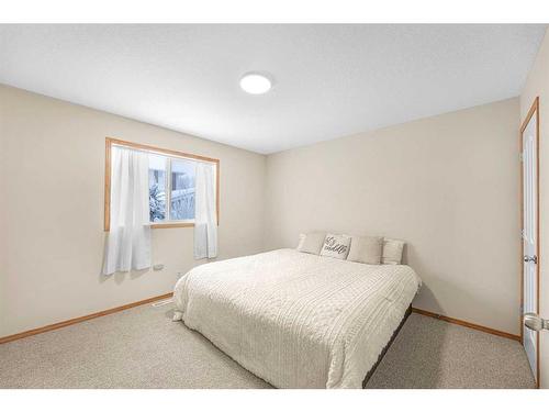 21 Westlake Glen, Strathmore, AB - Indoor Photo Showing Bedroom