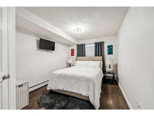 106-5555 Falsbridge Drive Ne, Calgary, AB - Indoor Photo Showing Bedroom