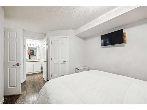 106-5555 Falsbridge Drive Ne, Calgary, AB - Indoor Photo Showing Bedroom